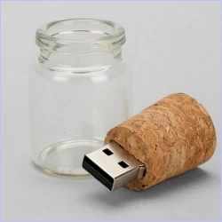 Sklenička s flash diskem v korkové zátce Sklenička s flash diskem v korkové zátce