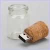 Sklenička s flash diskem v korkové zátce